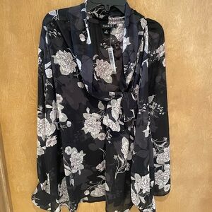 Torrid Black and White Floral Blouse Size 0 which is a Size 12 Women’s